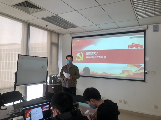 一群人在房间里的电视中度可信度描述已自动生成 一群人在房间里的电视中度可信度描述已自动生成